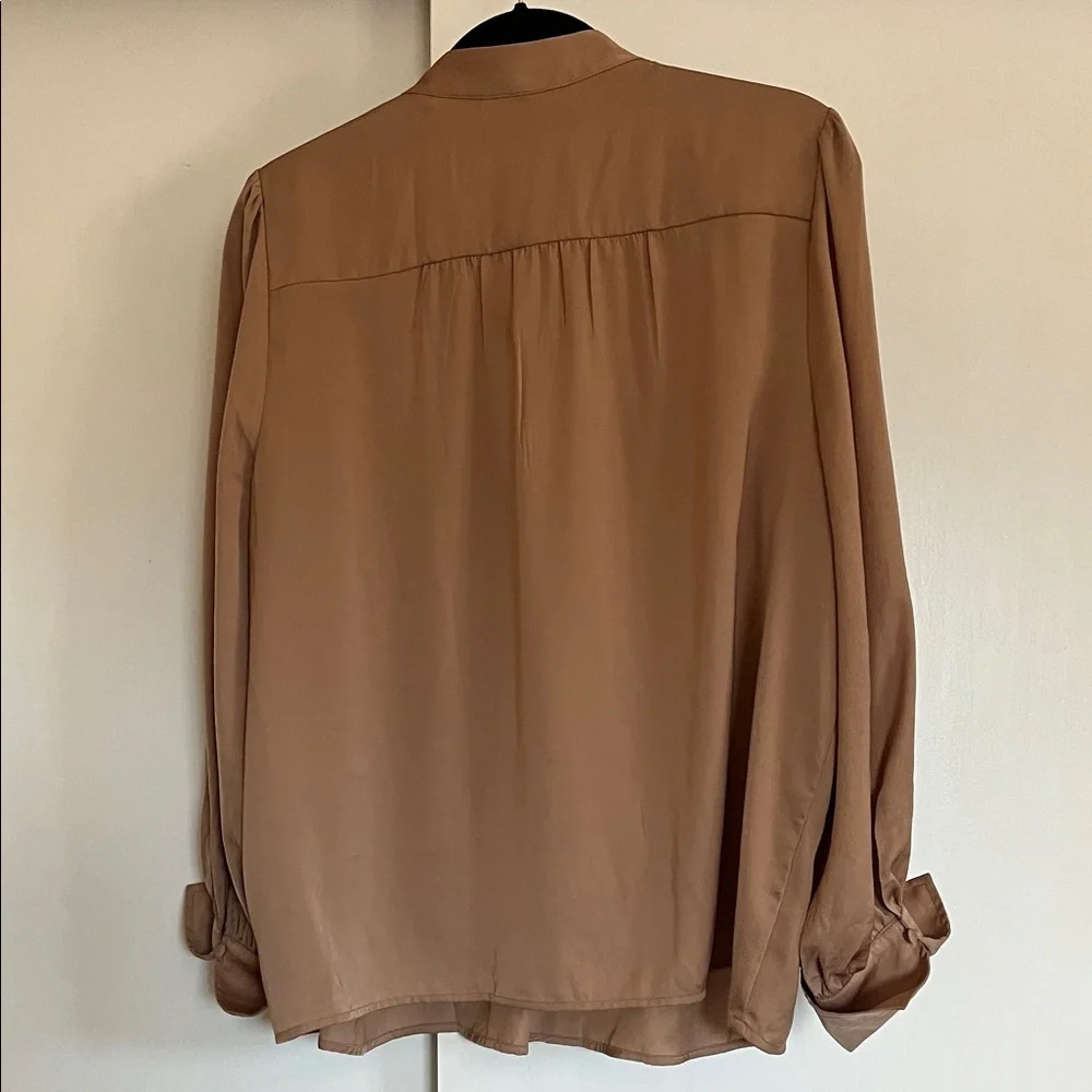 Banana Republic | Elegant Tan Women's Blouse - Picture 6 of 7